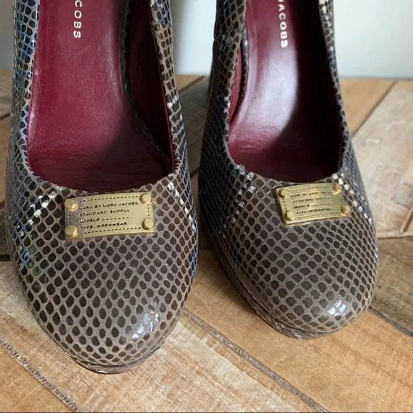 Marc by Marc Jacobs Logo Plaque Pumps - Picture 3 of 11